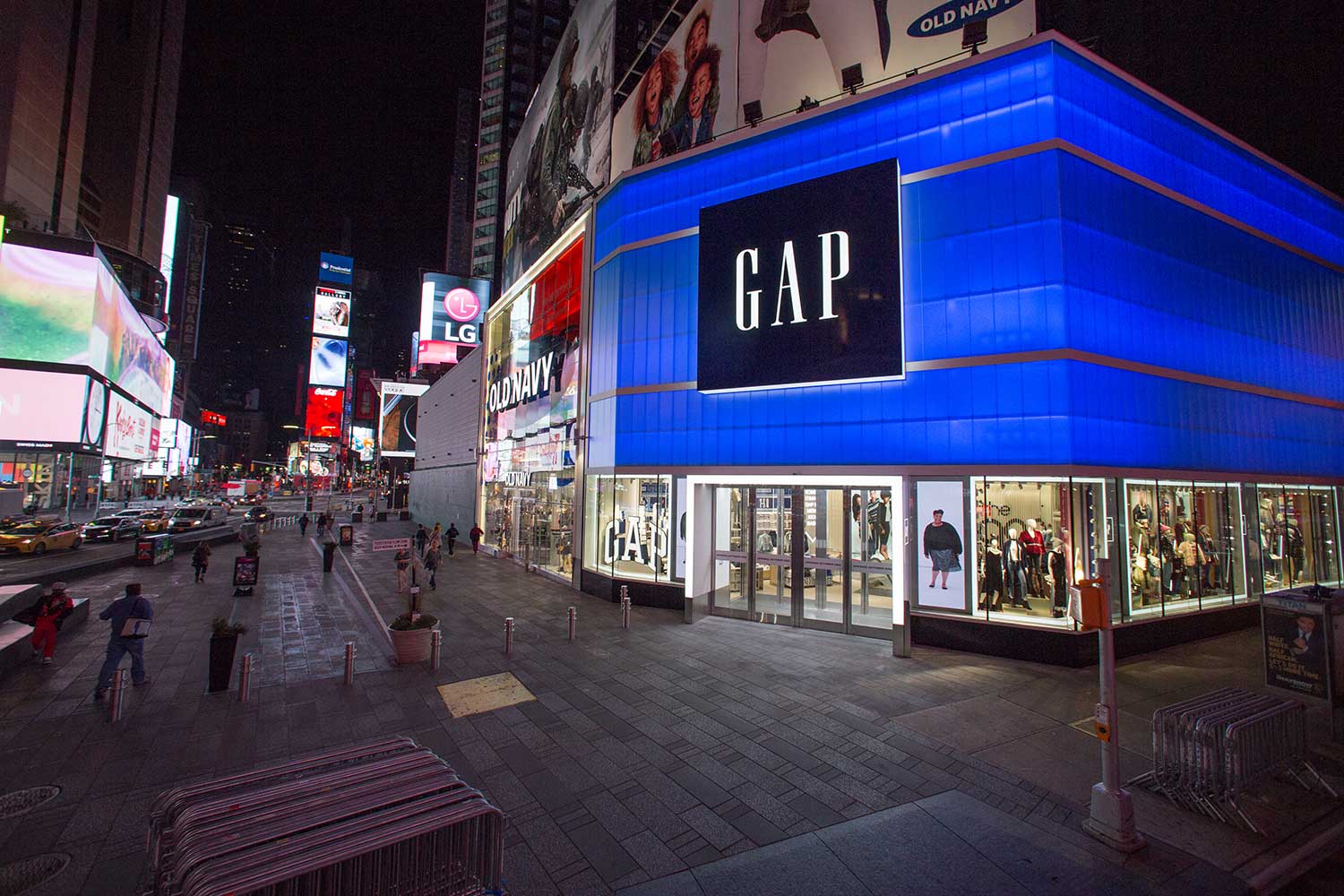 GAP store in Central Jakarta offers big discounts as 